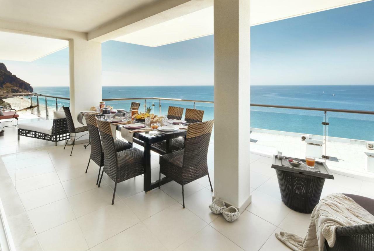 Cali Deluxe Holidays, Couette-café Sesimbra